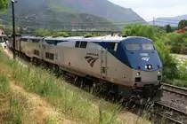 30.6.2011 Glenwood Springs, CO. Der Califirnia Zephyr steht abfahrbereit Richtung Denver. 2 Genesis Loks Nr. 14 + 137. Heute mit 5h Versp�tung wegen eines LKW-Unfalls am 26.6. in Nevada. 