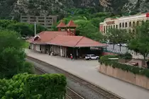 30.6.2011.  Empfangsgeb�ude Glenwood Springs, CO. 2 gleisiger Kreuzungsbahnhof, gelegen an der Union Pacific Strecke Denver, CO - Salt Lake City, UT. Bis 1997 zweigte hier die Denver and Rio Grande Western Railroad Richtung Aspen, CO, ab - mittlerweile ein Radweg. Richtung Osten kann man ebenfalls unterhalb des Interstate 70 Rad fahren und sch�ne Fotos schie�en. 