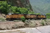 30.6.2011. ca. 4km �stl. von Glenwood Springs, CO. Gemischter G�terzug mit 6 Union Pacific Loks Richtung Denver am Colorado River. Nr: 6752, 7055, 9374, 4956, 2454, 3538. Angaben zum Loktyp willkommen.