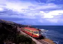 Corsica Tw 206 und Steuerwagen 113 als B�derzug 312 Calvi - Ile Rousse am K�stenabschnitt bei Davia, 21.08.2005.