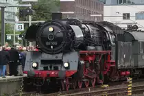 Sie f�hrt wieder !!!!03 1010 mit dem Sonderzug  Rund um Hamburg wartet die gute Alte 03er im Bahnhof Hamburg-Altona auf die Ausfahrt.(23.07.2011)
