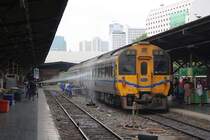 Der SP EXP DRC 43 nach Surat Thani mit dem APN.60 2544 an der Spitze erhlt kurz vor der Abfahrt noch eine Auenreinigung. Bf. Hua Lamphong am 19.Mrz 2011.