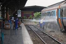 Der SP EXP DRC 43 nach Surat Thani mit dem APN.60 2543 als letztes Fahrzeug erhlt kurz vor der Abfahrt noch eine Auenreinigung. Bf. Hua Lamphong am 19.Mrz 2011.