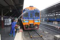 Der SP EXP DRC 43 nach Surat Thani mit dem APN.60 2543 als letztes Fahrzeug erhlt kurz vor der Abfahrt noch eine Auenreinigung. Bf. Hua Lamphong am 19.Mrz 2011.