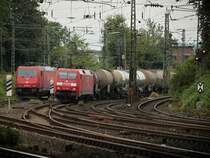 Am 24.07.2011 kommt 152 106-1 mit einem Kesselzug am Haken an der abgestellten 185 596-4 von Crossrail vorbei, die sich mit neuer Lackierung prsentiert. 