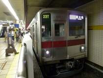 Serie 9000 des Tbu-Konzerns: 10 zwischen 1981 und 1994 gebaute 10-Wagenzge fr die Tbu-Strecken aus dem Nordwesten von Tokyo; in Tokyo fahren diese Zge auf die Tokyo Metro U-Bahnlinie Yrakuch-Linie ein und unterqueren so die ganze Stadt von Nordwesten nach Sdosten. Bild: Zug 9107 in der U-Bahnstation Ikebukuro der Yrakuch-U-Bahnlinie, 24.Juni 2011.  