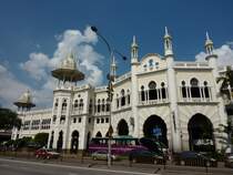Das wunderschne Bahnhofsgebude vom alten Bahnhof von Kuala Lumpur am 17.4.2011. Es war leider nicht mglich den Bahnhof zu fotografieren ohne das irgendetwas im Weg steht.