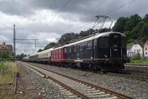 Zwei schweizer Re 4/4 I (10008 und 10019) der Centralbahn stehen am 23. Juli 2011 mit dem DPE 325  Classic Courier  von Waiblingen nach Wroclaw Glowny auf Gleis 2 im Bahnhof Kronach.