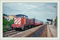 Die CP 1212 wartet mit dem Regionalzug 5916/17 Vila Real - Lagos in Alcantarilha aufdie Kreuzung mit dem IR Lagos  -Lisboa (Bareiro).
Mai 1993