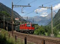 Die Re 4/4 11130 mit einem IR nach Locarno am 27.06.2011 unterwegs bei Wassen. 