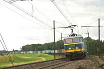 Mit einem langen Containerzug am Haken legt sich HLE 2011 in die Kurve auf der grossen Schleife bei Ekeren. Aufgenommen am 02/07/2011.