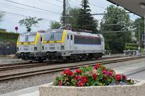 Die neue HLE 1803 der SNCB/NMBS (Siemens EuroSprinter) gesellte sich am 24/07/2011 zur bereits dort abgestellten 1808 im Bhf Welkenraedt. Beide Loks waren noch aufgebgelt, als das Bild entstand.