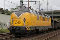 221 106-8 mit Asr Altmann Autowagen von Cuxhaven nach Bremen bei der Durchfahrt im Bahnhof Hamburg-Harburg(23.07.2011)