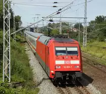 101 053-7 mit IC2239 von Warnem�nde nach Dresden Hbf kurz nach der ausfahrt im Bahnhof Rostock-Bramow.(31.07.2011)