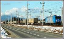 Seit 27.2.2006 verkehrt nunmehr auch die zweite LTE 185er im hauseignen Design. Zus�tzlich zum LTE Logo erhielt die Lok noch das European Bulls Logo an den Seitenw�nden. Hier befindet sie sich mit ihrem G 43937 am 7.3.2006 kurz vor dem Cargo Center Graz bei der Einfahrt in Kalsdorf-S�d.