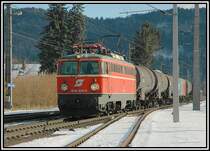 Mitlerweile schon sehr selten zu sehen in �sterreich - ein 1042 mit Scherenstromabnehmer. Auf dem Foto durchf�hrt 1042 023 am 7.3.2006 mit einem G�terzug den Bahnhof Peggau-Deutschfeistritz