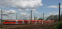 Zwei 3-teilige TALENT (644 543-0 und 644 ???) der DB Regio kommen am 07.08.2011 in Doppeltraktion �ber die Hohenzollernbr�cke und fahren gleich in den Hbf K�ln ein.