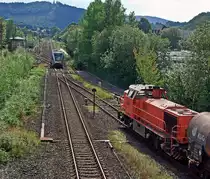 Herdorf den 05.08.2011: Heute Nachmittag (bei Gegenlicht), war mal viel los auf der eingleisigen Hellerlalstrecke (KBS 462). Rechts Kreisbahn Siegen-Wittgenstein (KSW) Lok 42, eine Vossloh G 1700 BB, am Hauptgleis f�hrt die Hellertalbahn (Stadler GTW 2/6) Richtung Dillenburg und links hinten wartet 203 005  Starker Anton  der Die-Lei GmbH. 