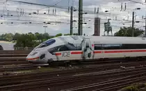 ICE 3 (403 012-8)  Montabaur  im Fu�ball-Design kommt am 07.08.2011 �ber die Hohenzollernbr�cke, und f�hrt gleich in den Hbf K�ln ein.