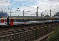 SBB Apm 61, Schweizer Reisezuwagen (EC-Wagen, 1.Klasse), am 07.08.2011 an dem Verlassen des K�lner Hupfbahnhofes, gleich geht es auf der Hohenzollernbr�cke �ber den Rhein. 