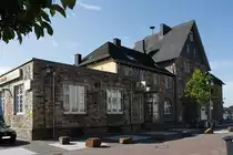 Der Bahnhof Altenkirchen (Westerwald) am 11.08.2011. Das Bahnhofsgeb�ude, ist leider wie viele hier auf den Nebenstrecken, kein DB-Geb�ude mehr.