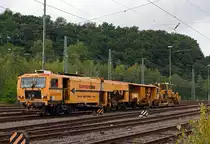 Plasser & Theurer Universalstopfmaschine 08-475 Unimat 4 S (Schweres Nebenfahrzeug 97 43 42 509 17-7) und angekuppelter Deutsche Plasser Schotterplaniermaschinen SSP 110 SW (Schweres Nebenfahrzeug 97 16 40 531 18-4)der Fa. Schweerbau warten am 12.08.2011 in Betzdorf/Sieg auf Hp 1 zur Abfahrt in Richtung Siegen.