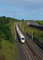 Zwei gekuppelte ICE 3 auf der Neubaustrecke K�ln-Frankfurt, hier am 11.08.2011 bei Oberpleis (Siebengebirge), rechts ist die Autobahn A3 zusehen. Der Zug f�hrt in Richtung Frankfurt.