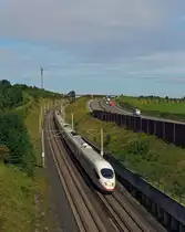 Ein ICE 3 auf der Neubaustrecke K�ln-Frankfurt, hier am 11.08.2011 bei Oberpleis (Siebengebirge), rechts ist die Autobahn A3 zusehen. Der Zug f�hrt in Richtung K�ln, mit ca. 300 km/h.