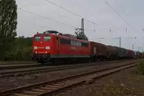 151 128-6 der DB Railion mit einem gemischten G�terzug, f�hrt 11.08.2011 auf der rechten Rheinstrecke Richtung S�den, hier kurz vor  Unkel.