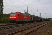 185 176-5 der DB Railion mit einem gemischten G�terzug, f�hrt 11.08.2011 auf der rechten Rheinstrecke Richtung S�den, hier kurz vor  Unkel.