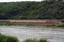 Eine 146 er mit dem RE 5 - Rhein-Express (Emmerrich-K�ln-Koblenz), f�hrt am 11.08.2011 auf der linken Rheinseite, gegen�ber von Unkel, aufw�rts in Richtung Koblenz Hbf.