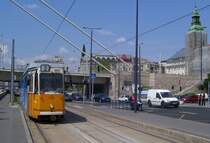 BKV ZRT 1350 auf der Linie 2 von J�szai Mari t�r nach V�g�h�d, auf der M�rcius 15. t�r in Budapest; 01.06.2011