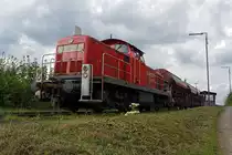 294 865-1 (V90 remotorisiert) der DB Schenker beim abstossen von Wagons am 16.08.2001 in Kreuztal am Ablaufberg. Die Lok wurde 1973 bei MaK unter der Fabriknummer 1000640 als 290 365-6 f�r die DB gebaut, 1999 Umzeichnung in 294 365-2, 2007 Remotorisierung mit MTU-Motor und Umzeichnung in 294 865-1.