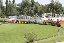 Von der Lok D 1 der wiener Donauparkbahn gezogener Zug am 14.August 2011 in der Schleife beim China-Restaurant kurz nach der Hst. Rosenschau.

