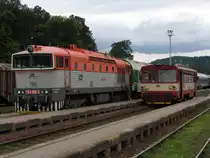 754 050-3 mit R 849 Praha Hlavn� N�dra��-Trutnov Hlavn� N�dra�� neben 810 549-6 mit mit Os 5742 Trutnov Hlavn� N�dra�� -Vrchlabi auf Bahnof Trutnov Hlavn� N�dra�� am 1-8-2011.
