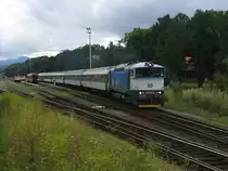 750 707-2 mit R 854 Trutnov Hlavn� N�dra��-Praha Hlavn� N�dra�� auf Bahnof Trutnov Hlavn� N�dra�� am 1-8-2011.