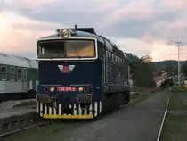 Die 750 346-9 in Abendlicht auf Bahnof Trutnov Hlavn� N�dra�� am 1-8-2011.