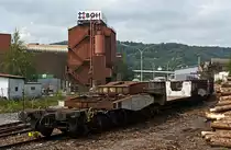 
Tiefladewagen mit 16 Radsätzen Uaais 823 (9957 000-6) abgestellt am 16.08.2011 in Siegen-Eintracht. Der Wagen wurde 1989 bei Krupp gebaut. Er ist Eigentum der NCS (NUCLEAR CARGO + SERVICE GmbH), Hanau.