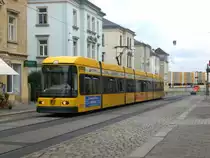 Dresden: Stra�enbahnlinie 12 nach Leutewitz an der Haltestelle Cotta Cossebauder Stra�e.(28.7.2011)