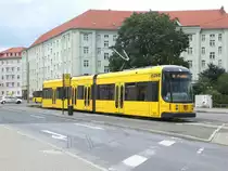 Dresden: Stra�enbahnlinie 4 nach Prohlis Gleisschleife an der Haltestelle Mickten.(28.7.2011)