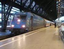 101 016  UNICEF  steht am 12.August 2011 mit dem IC 2332 aus Emden im K�lner Hbf.