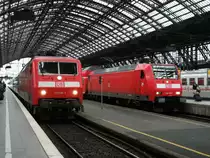 120 138 mit IC 1122 nach Berlin und 146 002 mit einem RE treffen sich am 14.August 2011 im K�lner Hbf.