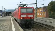 Die 143 859-7 steht mit einer 3 teiligen Dostos Garnitur im Saalfelder Bahnhof auf Gleis 3 und wartet auf ihren Lokf�hrer und auf die Weiterfahrt nach Naumburg (S) Hbf. Die Aufnahme entstand am 16.08.2011.