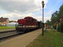 D�llnitzbahn 199 030-8 mit der DBG 107 nach Oschatz Hbf, in Glossen; 09.06.2011