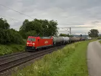 Die 185 235 am 21.06.2011 mit einem Kesselwagenzug unterwegs bei P�lling. 
