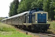 Die Aggerbahn 212 376-8 stellte den Ersatz f�r 52 6106 dar.
Das erste Personenzugpaar durfte noch die 52 bespannen.
Wegen eines (vermutlichen) Schadens, kam dann diese Fuhre mit dem zweiten Personenzugpaar und einer halben Stunde Versp�tung durch Darscheid. Eifelquerbahn am 17.8.2011.