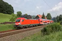 Taurus im Elbtal: Mit der S1 von Mei�en nach Bad Schandau passiert 182 003-4 den Bahn�bergang Rathen/Strand. Fotografiert am 17.08.2011. 