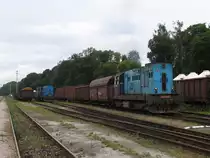 742 148-0 mit einem �bergabeg�terzug in die Richtung Trutnov Střed auf Bahnhof Trutnov Hlavn� N�dra�� am 1-8-2011.