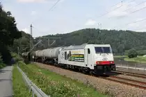 285 104-6 der ITL ist mit einem Kesselwagenzug auf dem Weg in Richtung Bad Schandau. Fotografiert am 17.08.2011 in K�nigstein. 