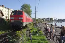 Diesellok- und Fahrradverkehr am Bregenzer Bodenseeufer. 225 018-1 und eine weitere unerkannt gebliebene 225er ziehen am 10.08.2011 zwischen Bregenz und Lindau einen auf Grund der Arlbergsperre umgeleiteten G�terzug, bestehend aus 3 Wagen, Richtung M�nchen.